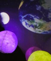 Au début, ça commençait plutôt bien, j'étais dans mon bain à réfléchir à rien, c'est alors que surgi de nulle part, arrive un almucantar... -Pourquoi y a-t-il des étoiles dans le ciel? Pourquoi la lumière est-elle si belle? Il y avait quoi avant le soleil, dis-moi pourquoi, pourquoi, pourquoi?...